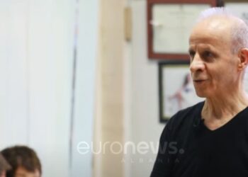 “Gratë me mustaqe, të zakonshme në kohën tonë”, rrëfehet grimieri i Kinostudios: Aktorja më e bukur ishte…