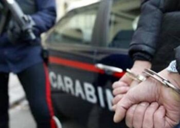 I ‘tërbuar’ nga xhelozia, tenton të mbysë gruan e tij, arrestohet 42-vjeçari shqiptar në Itali