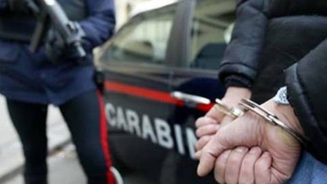 I ‘tërbuar’ nga xhelozia, tenton të mbysë gruan e tij, arrestohet 42-vjeçari shqiptar në Itali