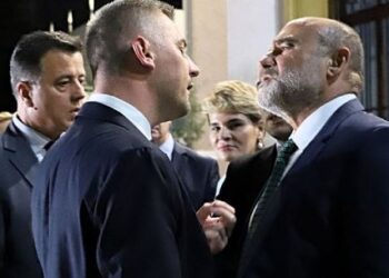 FOTO-LAJM/ U përplasën fizikisht në Kuvend, Sinaj i kërkon sqarime Nallbatit jashtë sallës. Kryemadhi në sfond