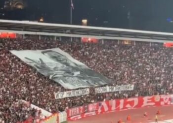 “Vritini shqiptarët”, tifozët e Crvena Zvezda-s nderojnë terroristët e vrarë në Bajnskë (VIDEO)