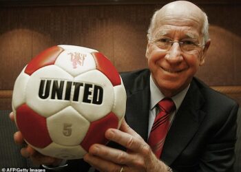 Vdes Sir Bobby Charlton, legjenda e Anglisë dhe Manchester United