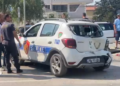 “Range Rover-i” godet nga pas makinën e policisë, plagoset efektivi dhe punonjësi i servisit