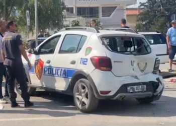 “Range Rover-i” godet nga pas makinën e policisë, plagoset efektivi dhe punonjësi i servisit