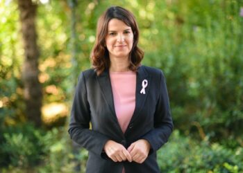 Tetori rozë, apeli i ministres Koçiu: Përfitoni nga programi i mamografisë falas në të gjithë vendin