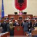 Me “flamurin” e Kosovës, Sali Berisha rikthen skenat e zaptimit të foltores së Kuvendit