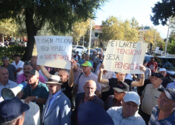FOTOLAJM/ “Më i lartë tensioni se sa pensioni”, ish-minatorët protestë para Parlamentit