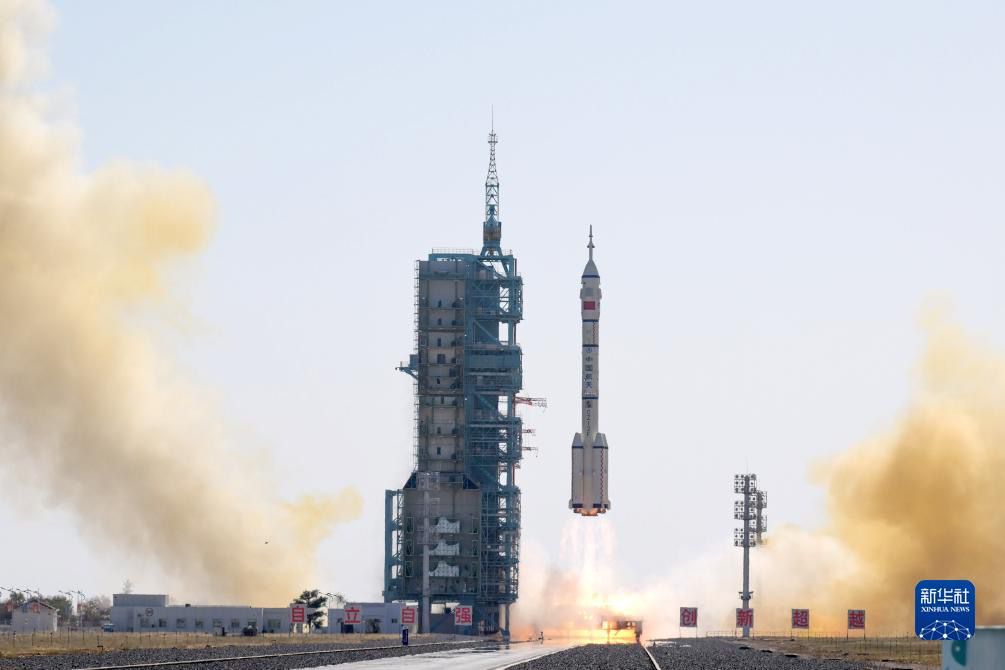 Lëshohet raketa mbartëse e anijes kozmike “Shenzhou-17