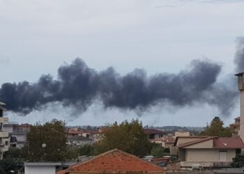 Merr flakë mobileria në Fier, punëtorët mundohen të shpëtojnë materialet