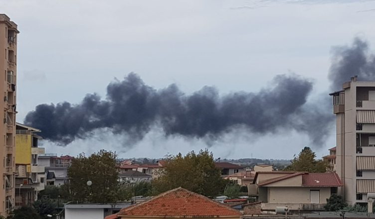 Merr flakë mobileria në Fier, punëtorët mundohen të shpëtojnë materialet