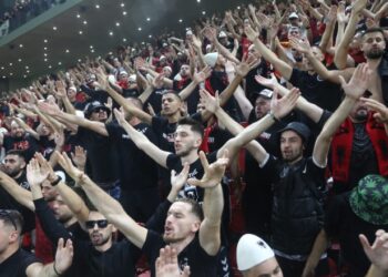 VIDEO/ Sfida me Çekinë, dalin pamjet nga atmosfera elektrizuese e tifozëve brenda stadiumit ‘Air Albania’