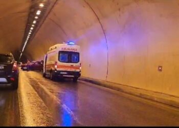 Aksidenti/ Makina humb kontrollin e përplaset me murin brenda tunelit të Krrabës, bllokohet qarkullimi i automjeteve