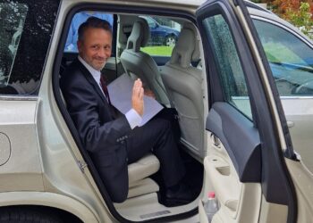 Ambasadori i ri i Suedisë në Tiranë shkon me autobus në punë (jeton në rezidencën më luksoze)