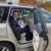 Ambasadori i ri i Suedisë në Tiranë shkon me autobus në punë (jeton në rezidencën më luksoze)
