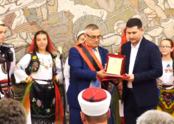 Tropoja i jep titullin “Qytetar nderi” Arber Hajdarit, Byberi: Kontribut të madh ndaj familjeve në nevojë