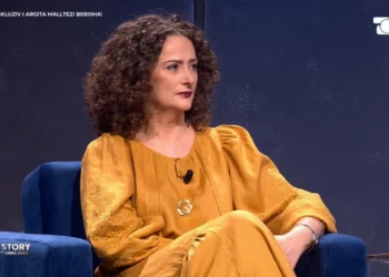Argita Berisha flet për arrestimin e bashkëshortit: Abi më priste mua, njoftova të parin Shkëlzenin…!