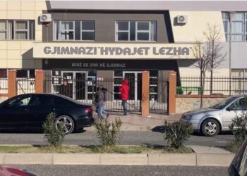 Goditi mësuesen me karrige, arrestohet nxënësi 16-vjeçar. Policia ngre dy akuza penale