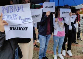 Protestë te Gjuhë Letërsia/ Studentët kërkojnë bursat në programet prioritare