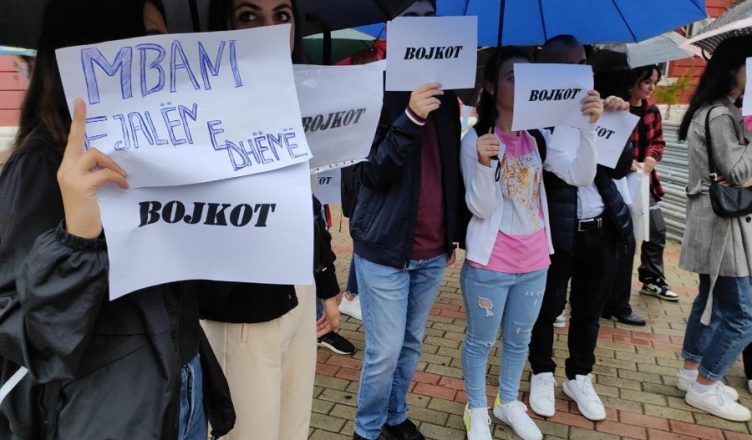 Protestë te Gjuhë Letërsia/ Studentët kërkojnë bursat në programet prioritare