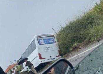 Aksidenti/ Autobusi përplaset me një automjet, mbeten 6 të plagosur. Nisin hetimet për drejtuesit e mjeteve