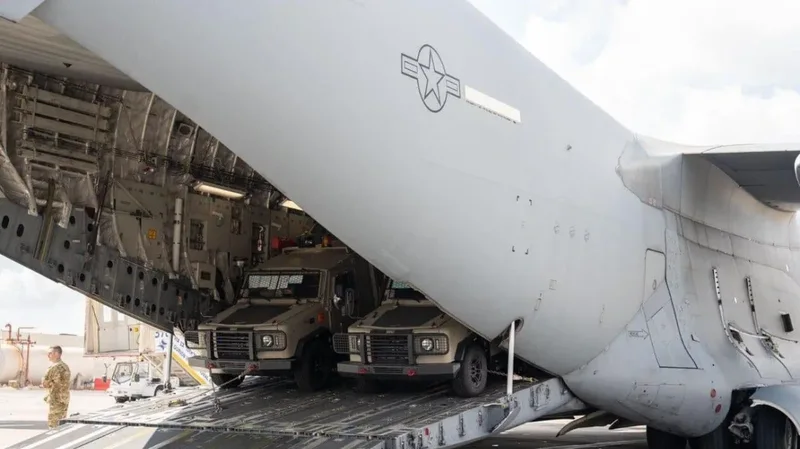 VIDEO/ Lufta me Hamas: Mbërrin në Izrael një aeroplan i ngarkuar me autoblinda nga SHBA