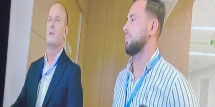 Agjentët e Policisë brenda selisë së PD