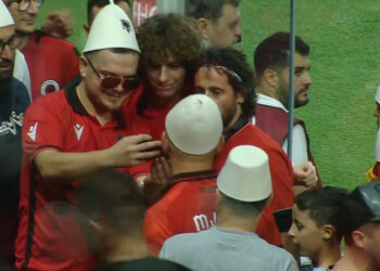 Kthehet mes tifozëve Ballist Morina, e rrethojnë për foto në “Air Albania”