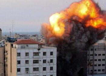 VIDEO/ Reagimi pas sulmit të Hamasit: Momenti kur raketa izraelite godet bankën kombëtare islamike në Gaza