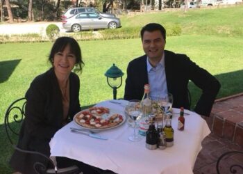 FOTO-LAJM/ Të përqafuar, Lulzim Basha uron bashkëshorten për ditëlindje