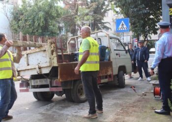 FOTOT/ Bashkia e Tiranës aksion për lirimin e hapësirave publike në disa lagje të kryeqytetit