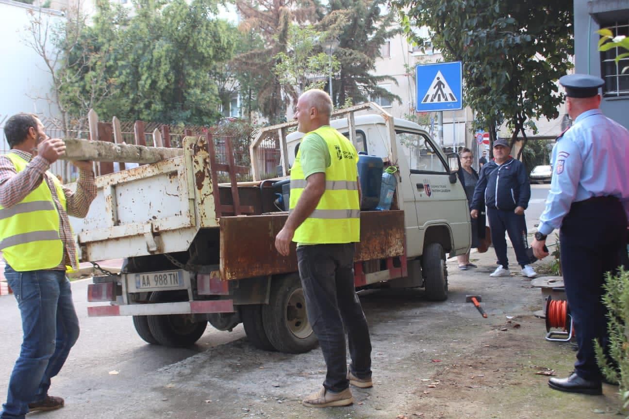 FOTOT/ Bashkia e Tiranës aksion për lirimin e hapësirave publike në disa lagje të kryeqytetit