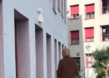 FOTO/ Malltezi në burg, Bektashi i veshur sportiv, shfaqet te zyrat e “Kontakt”