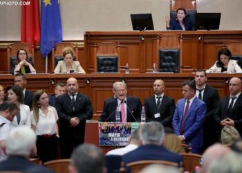 Një plak ‘non grata’ dhe disa çunakë që e kanë betejën mes njëri-tjetrit nuk shkojnë drejt fitores, por drejt nevojtores