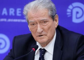 Forca të shumta Policie në pallatin e Berishës, vonohet konferenca për shtyp