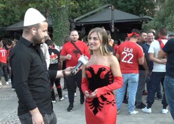 Me veshjen unike, flamurin kuqezi, tifozja e zjarrtë vjen nga Brukseli për të mbështetur kombëtaren në sfidën me Çekinë