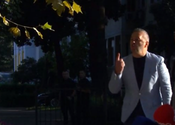 Deputeti i “Foltores”, me gjuhë të ashpër ndaj protestuesve para Kuvendit: Hajde ndonjëri këtu, ua tregoj unë! Plehra, na tregoni ju pazaret