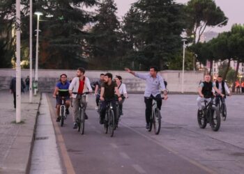 Veliaj apel qytetarëve të lëvizin me biçikleta, Tirana gati të mikpresë Samitin e Procesit të Berlinit