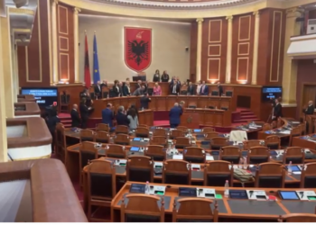 Emrat/ PS letër Kuvendit për përjashtimin e 8 deputetëve: Kryetarja u pengua me karrige, s’u lejua të drejtojë seancën. Bardhi i mori kartën Nikollës