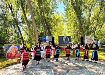 Dritëro Agolli përkujtohet në fshatin e tij në 92-vjetorin e lindjes