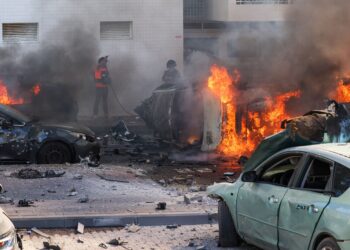 Izraeli shpall gadishmërinë për luftë, Hamas lëshon mbi 5 mijë raketa, mes viktimave edhe një kryebashkiak (VIDEO)