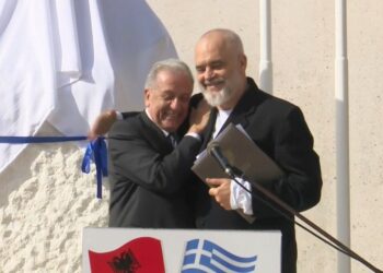 “Mirë se ju gjeta”! Mitsotakis refuzoi ceremoninë për të atin, Rama sjell Avramopulous në Derviçan