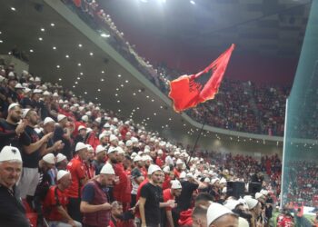 LIVE-MINUTË PAS MINUTE| Çfarë ndodh në përballjen Shqipëri-Çeki në Air Albania