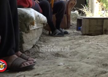 Ngujuar nga gjakmarrja, familja prej 4 vitesh jeton në kontejner