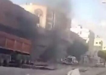 VIDEO/ Goditet autokolona palestineze që po largoheshin nga Gaza, mes të vrarëve edhe fëmijë