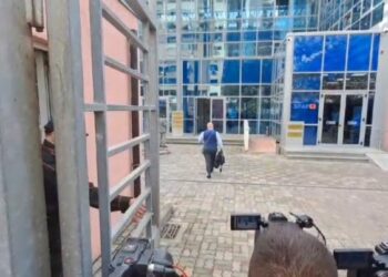 Berisha shmang gjykatën dhe del në konferencë për mediat, dërgon avokatin në GJKKO