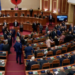 VIDEO/ Deputeti i i Berishës godet me grusht Vullnet Sinën e PS! Si nisi sherri në Kuvend