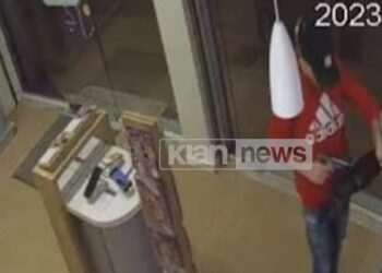 Video/ Punonjësja nuk trembet, nxjerr jashtë hajdutin me bluzë të kuqe. Autori: Mos më provoko
