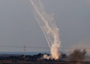 Hamasi bombardon një qytet izraelit, banorët u lajmëruan të evakuohen vetëm disa orë më parë