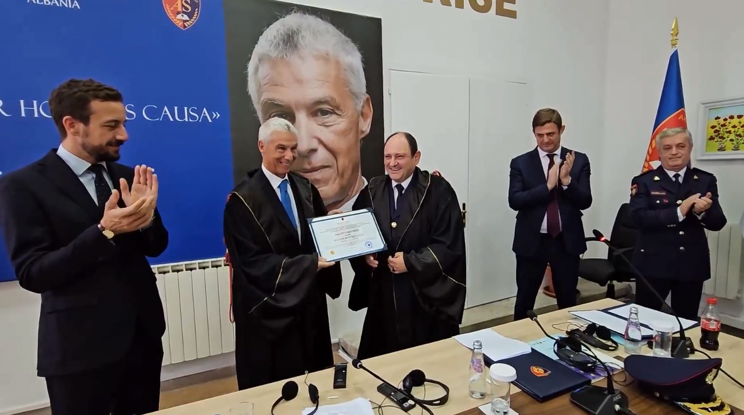 “Honoris Causa” për zv/drejtorin e Policisë italiane. Dhurata që Rizzi i bëri policisë shqiptare