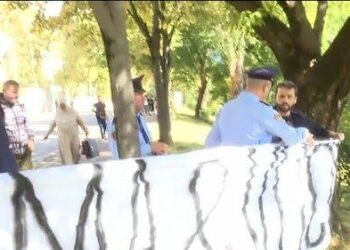 “Sanksiononi Ramën dhe Vuçiçin”/ 3 të rinj protestë te Piramida, shoqërohen në polici